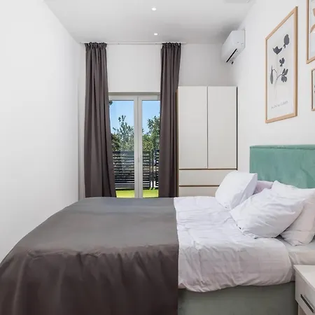 Beautiful In With Outdoor Swimming Pool, Wifi And 4 Bedrooms 度假居