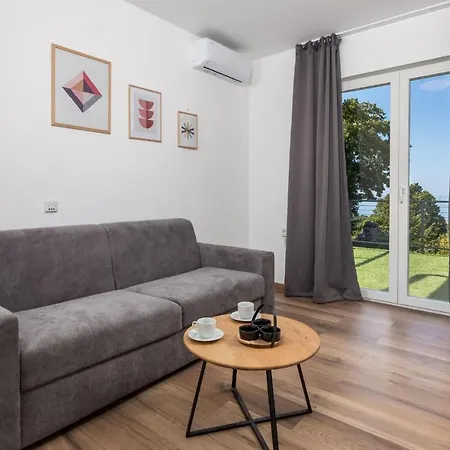 Beautiful In With Outdoor Swimming Pool, Wifi And 4 Bedrooms *