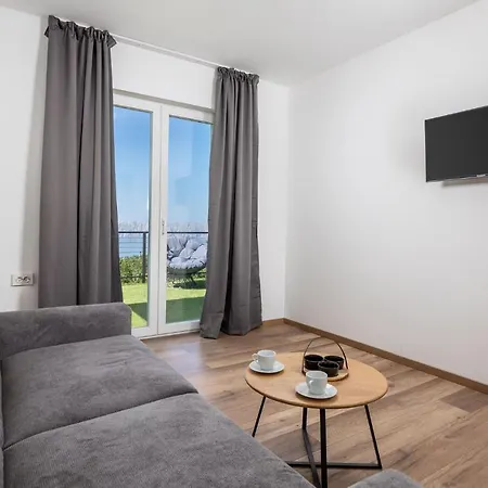 Beautiful In With Outdoor Swimming Pool, Wifi And 4 Bedrooms 度假居