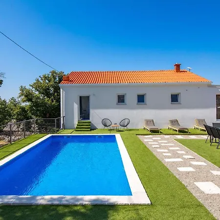 Beautiful In With Outdoor Swimming Pool, Wifi And 4 Bedrooms *
