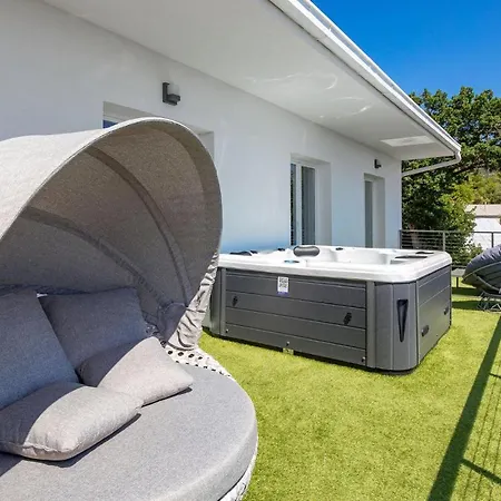 Beautiful In With Outdoor Swimming Pool, Wifi And 4 Bedrooms 度假居