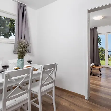 Beautiful In With Outdoor Swimming Pool, Wifi And 4 Bedrooms
