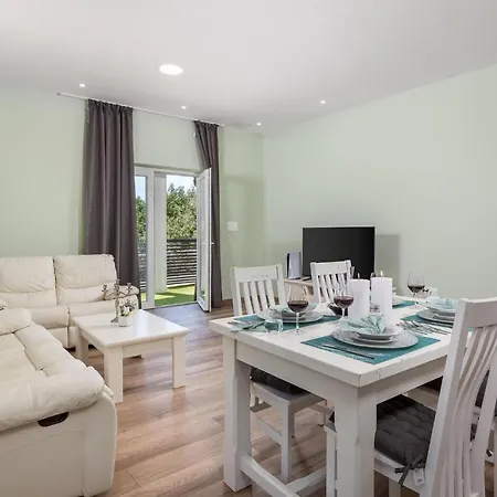 Beautiful In With Outdoor Swimming Pool, Wifi And 4 Bedrooms 度假居 *