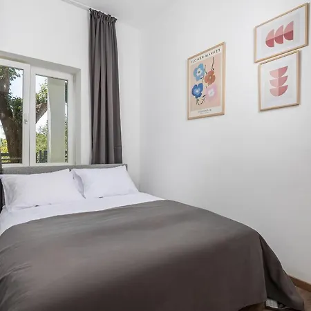 Beautiful In With Outdoor Swimming Pool, Wifi And 4 Bedrooms