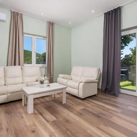 Beautiful In With Outdoor Swimming Pool, Wifi And 4 Bedrooms * 克罗诺维察