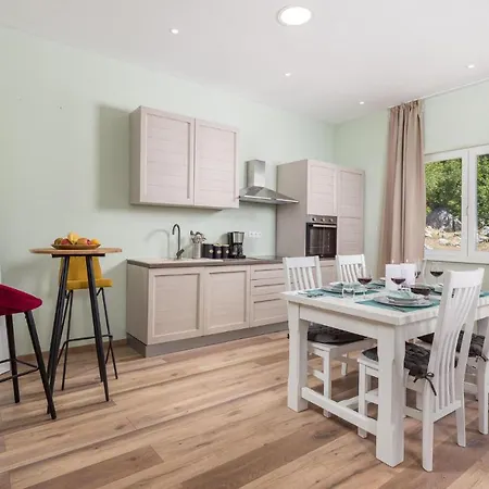 Beautiful In With Outdoor Swimming Pool, Wifi And 4 Bedrooms 度假居 克罗诺维察