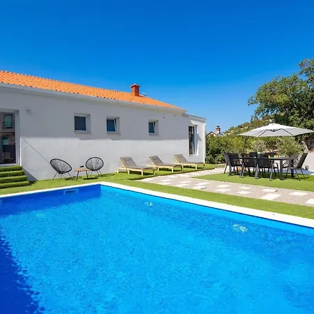 Beautiful In With Outdoor Swimming Pool, Wifi And 4 Bedrooms *