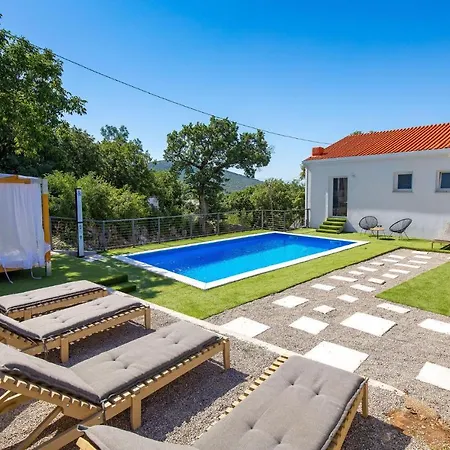 Beautiful In With Outdoor Swimming Pool, Wifi And 4 Bedrooms 克罗诺维察