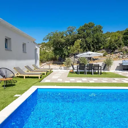 度假居 Beautiful In With Outdoor Swimming Pool, Wifi And 4 Bedrooms 克罗诺维察