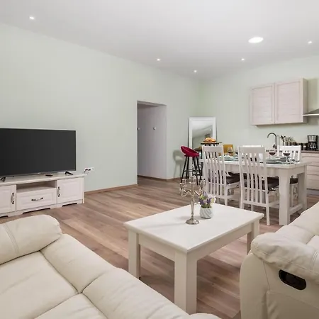 Beautiful In With Outdoor Swimming Pool, Wifi And 4 Bedrooms 度假居 克罗诺维察