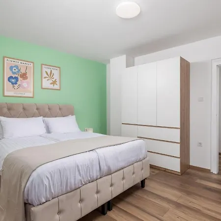 Beautiful In With Outdoor Swimming Pool, Wifi And 4 Bedrooms *