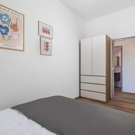 Beautiful In With Outdoor Swimming Pool, Wifi And 4 Bedrooms 克罗诺维察